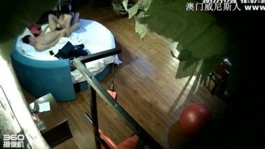 喷血推荐-绿叶房偷拍清纯漂亮大学美女被男友爆操一次不过