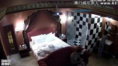 酒店偷拍爱漂亮的小美女正在化妆被迫不及待的男友拉到床上