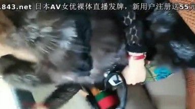 富家姊姊站路边等着司机搭便车 用肉体付点车钱也是应该