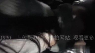 漂亮女友唱到副歌就拉进厕所动ㄘ动 ! 到了饭店续唱安可曲飙高音!