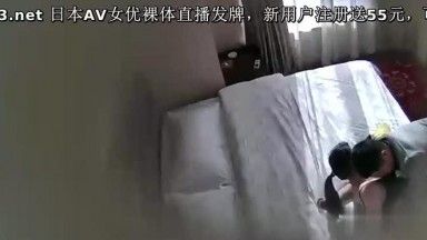 大白天来偷情的男女一进门就开操 还搞各种不同的姿势