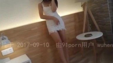 [本土招牌!]「举头望明月 低头吃鸡巴」 淫蕩已久妙龄女业务这次终于被中出