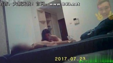 [精选偷拍!]幼稚园的小朋友绝对想不到，他的老师笑淫淫给男人肉棒玩到啧啧作响