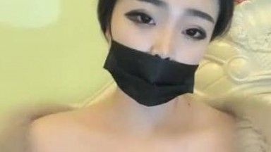 高颜值丰满肥逼御姐【小蝴蝶】揉搓奶子自摸逼逼，近距离特写手指插入，很是诱惑喜欢不要错过