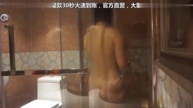 爱好摄影的老板高级休闲度假酒店选个肥臀美女技师拍女体写真然后鸳鸯浴挑逗玩足交口交回床激情啪啪