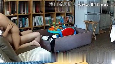 黑客入侵摄像头，年轻夫妻做爱被偷拍，完全满足你的偷窥欲