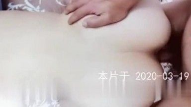 老婆扳开骚逼让老公艹