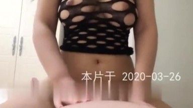 巨乳人妻主动勾引我操她