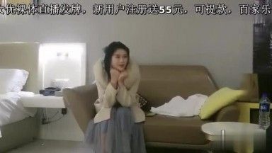 深夜约了个丰满少妇啪啪 喜欢沙发上玩弄一番上位骑乘猛操