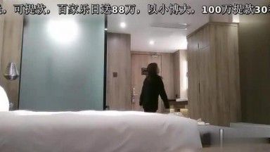 洗完澡口交上位骑乘抽插非常诱人胖男找小姐约了个颜值不错苗条妹子啪啪