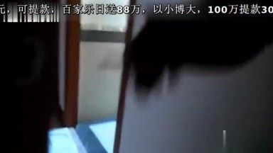 老外街头搭讪长达简直可爱妹子带入酒店啪啪打炮