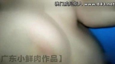 小鲜肉约到一个90后妹妹，急的来不及把衣服脱完就干上了