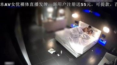 细腰屁股大的D奶黑丝美女被男友各种姿势从床上搞到卫生间又搞到床上干的淫叫不断男的全程手机边干边拍！