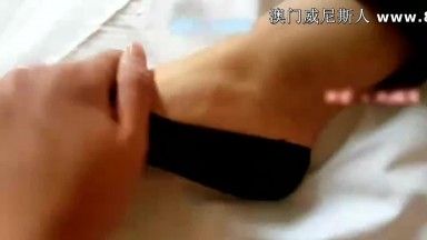 纯秀气的学生妹喝醉后被同学带到宾馆脱光衣服慢慢蹂躏