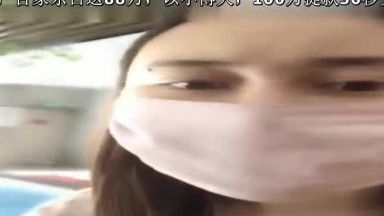 大胆美女主播潜入洗浴中心直播还偷拍了一些美女更衣视频给狼友分享