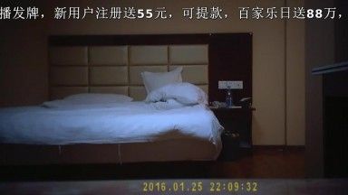 哥哥半夜爬到妹妹床上脱掉妹妹的内裤，观察妹妹下体