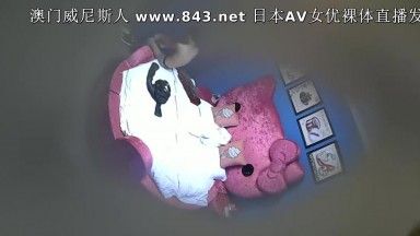 特色小旅馆哈喽KT圆床偷拍愣青小伙和大奶少妇激情啪啪前情深一吻