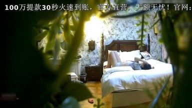 外表清纯漂亮的短发美女脱掉裤子才发现逼毛那么旺 骑在男友头上让他舔