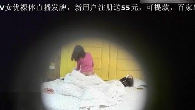 小旅馆偷拍淫骚少妇带着哺乳期儿子和胖哥偷情胖哥一边干一边手机自拍