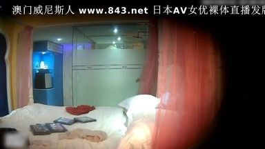 样貌漂亮清纯又水嫩的年轻美女酒店被男友压平双腿用力抽插