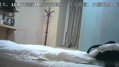 女大生暑假用肉体赚零花，边被干还能边回男友讯息～