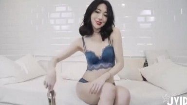 性感内衣秀！美乳女神Jeannine 珍琳私藏肉体大公开！