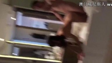 外表清纯文静的大三美女为了买名牌包包和室友攀比不惜和中年男酒店啪啪赚外快,操的真不轻各种猛插,国语!