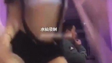 又一个很屌的美女主播一次PK3个肉男嘴上牛逼最后被八两哥的屌征服了