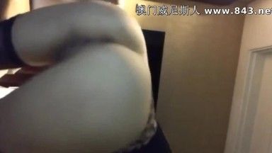 酒吧坐台的女神级性感高挑气质美女1200元和大屌哥酒店啪啪美女边操边自拍淫叫操猛点骚逼很痒干我舒服吗