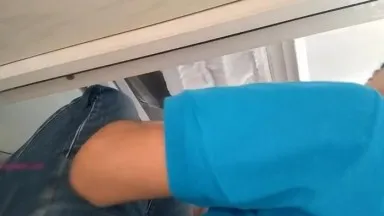 Interpretación de la trama: El refrigerador de una belleza celebridad de Internet se estropea y ella le pide a un reparador que venga a arreglarlo. Seduce a Lai Lai Ji Ji, que tiene mucha hambre y quiere follársela en la cocina. Él la levanta y la hace gemir. El diálogo es asombroso y lujurioso 1.