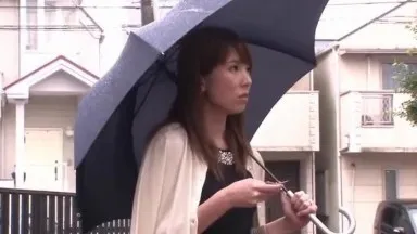 Yui Hatano, una mujer casada adicta a los masajes de deformación de camarones drogados