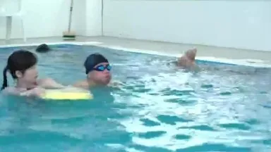 Mulher casada competitiva foda-se tudo que você quiser Molestamento na piscina Saki Okuda