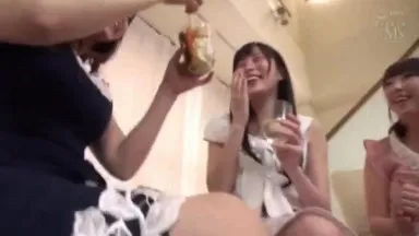 Super Hardcore Piss Drinking Lesbian Party - Mon M. Hazuki préféré était une jeune femme masochiste perverse qui aimait qu'on lui fasse boire du pipi.