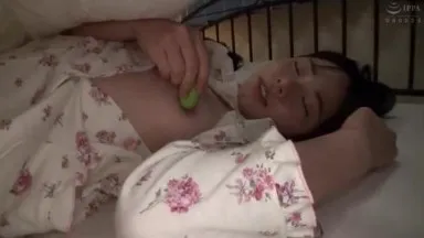 在一個不眠之夜，妹妹爬進了哥哥的被窩裡……彷彿是為了激怒熟睡的哥哥，她在同一個被窩裡與他親密接觸地自慰，哥哥的雞巴反應靈敏，變得堅硬。