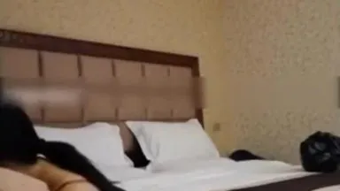 El jefe rico se gasta mucho dinero en un hotel para tener sexo con una mujer alta, sexy, de grandes pechos, culo gordo, temperamento y mucha experiencia.