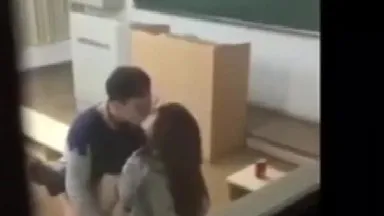 Las actuaciones en el aula del Profesor Huang de la escuela secundaria Jintan No. 2 y Hu Jinge se volvieron virales en Internet debido al escándalo.