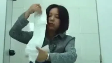 [Toilet Candid Photography] Photographing a beautiful girl in a shopping mall toilet