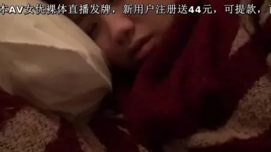 若い美女は初恋の人にフラれ、酔って眠ってしまった後、彼女の膣はとても太くてきつく、水で満たされていました。