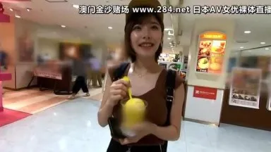 300MAAN-484 太可愛了，無法接受採訪！冰淇淋店的海報女郎變淫蕩蕩婦！看到她像舔冰淇淋棒一樣積極地攻擊和舔他的雞巴，真是太色情了！看看那優美的曲線和美麗的圓臀。