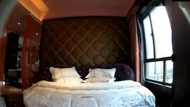 El dueño de una habitación de lujo en un hotel boutique abrió una habitación con su secretaria y le pidió especialmente que usara tirantes y medias sexys.