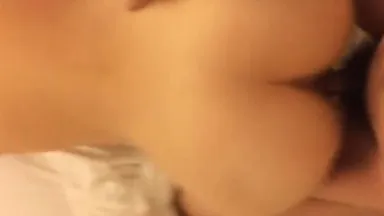 Echte Aufnahme vom Sex mit dem Sexpartner einer rosaroten jungen Frau mit einer schönen Taille und einem schönen Hintern, die von hinten gestoßen wird
