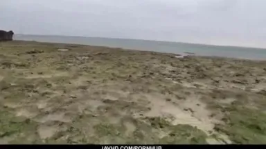 Une fille aux gros seins embrasse timidement et fait une fellation à la plage