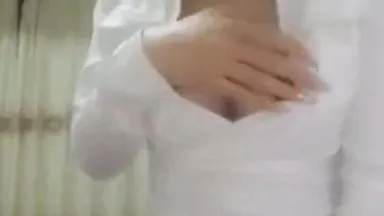 El costoso video de bienestar privado del lindo bebé de medicina china de la popular modelo Royal Girl es rosa y blanco.