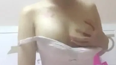 Una bellissima giovane donna con un bell'aspetto e dei tatuaggi si mostra nuda e si tocca. Si spoglia nuda sul letto e si tocca la figa, poi allarga la figa per sedurre.