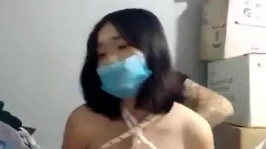 Parte 4 de una linda chica con buena apariencia y pechos pequeños. Ella juega con cuerdas SM y es atada y azotada con accesorios.