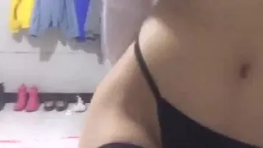 A putinha gostosa de meia preta se masturba na cama para seduzir o namorado, dando sexo oral em um pau grande e inserindo-o apaixonadamente sem camisinha