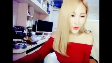 The best internet celebrity beauty anchor seduces netizens in various ways in front of the camera. She puts props into her vagina and performs a masturbation show.