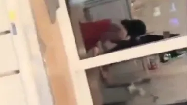 La giovane pazza Hanyue fa una vera trasmissione dal vivo. Nessuno a casa seduce sua cugina e va in bagno per fare sesso.