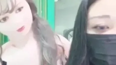 Transmissão ao vivo no celular de uma âncora sexy de seios grandes vestindo roupas sexy e brincando com uma boneca inflável