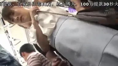 上下同時猥褻者4：一名女性的乳頭和陰部同時被兩名猥褻者攻擊後陷入高潮